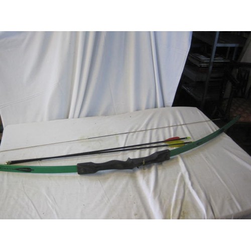 223 - A 40lb draw training longbow, strung, and a pair of training arrows