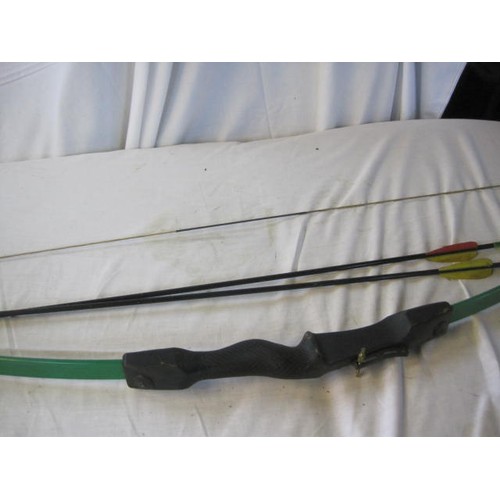 223 - A 40lb draw training longbow, strung, and a pair of training arrows