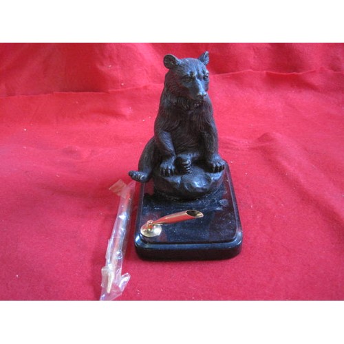 184 - A desktop pen holder featuring a bronze bear on a marble plinth