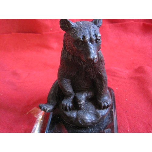 184 - A desktop pen holder featuring a bronze bear on a marble plinth