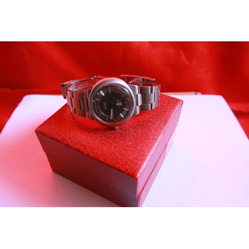 284 - 1970's Omega Dynamic gents' watch.  Automatic on Omega stainless steel strap, day indicator features... 