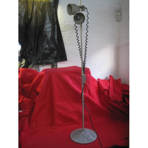 138 - A 1970s vintage two bulb floor standing lamp