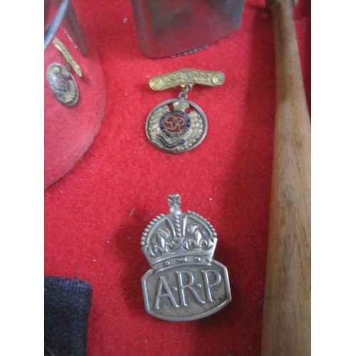 143 - An interesting assortment of WW1 & WW2 military items including a 2 Division WW1 plaque, a German 'I... 