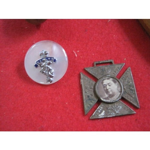 143 - An interesting assortment of WW1 & WW2 military items including a 2 Division WW1 plaque, a German 'I... 