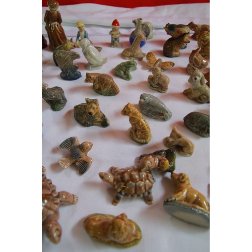 31 - A vintage tin of Wade Whimsies and others