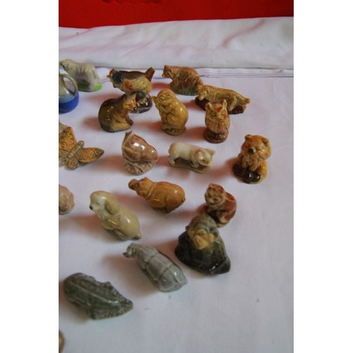 31 - A vintage tin of Wade Whimsies and others