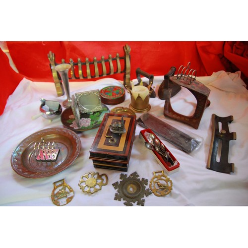 27 - A crate of mainly brassware including a fire front and horse brasses, plus a bargeware shoe last, cl... 