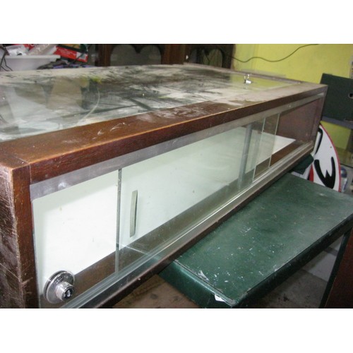 105 - A long glazed-top and -front tabletop display counter with locking rear access door, ideal for table... 