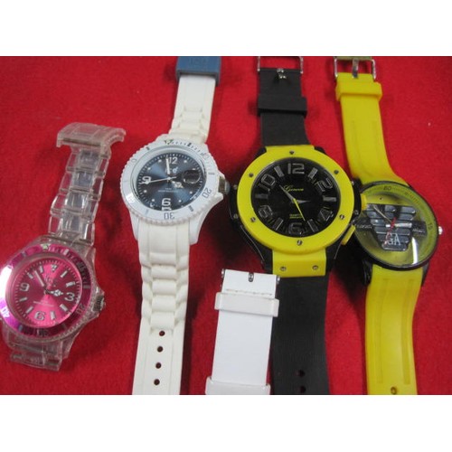 289 - x5 watches to include x1 Famous Fashion House, x2 'Ice' watches and twe others