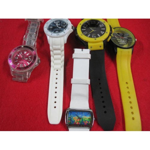 289 - x5 watches to include x1 Famous Fashion House, x2 'Ice' watches and twe others