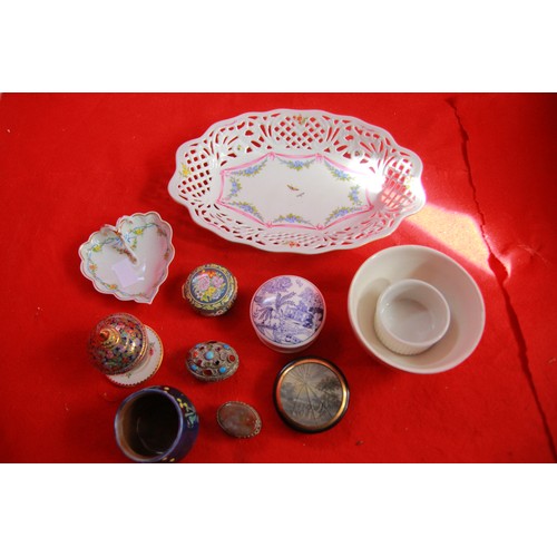 32 - A small selection of china and other items including Oscar de la Renta, Limoges etc