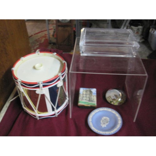 159 - A Grenadier Guards ice bucket in the shape of a drum containing various military items plus a commem... 