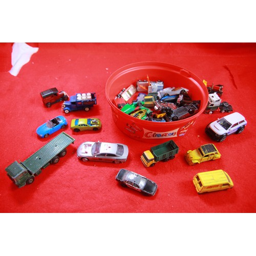 52 - A round tub of vintage diecast toy cars and trucks including Matchbox