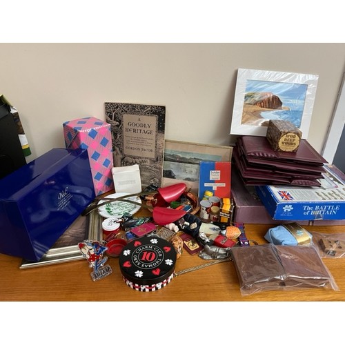 76 - Small picnic basket of collectables, includes jigsaws, commemoratives and key rings