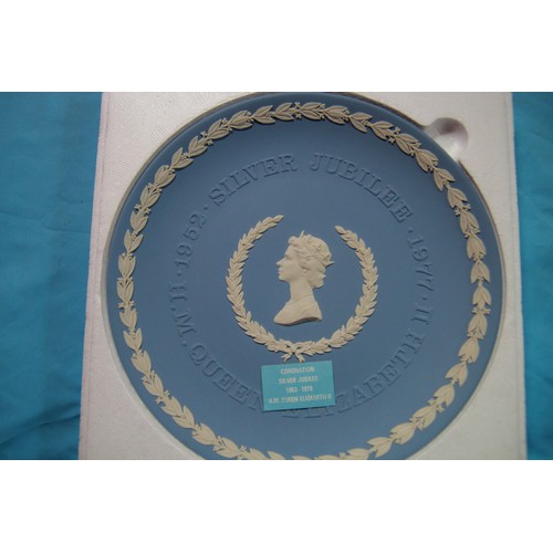 24 - Two Wedgwood Jubilee plates designed by Arnold Machin.
Both absolutely mint and boxed .