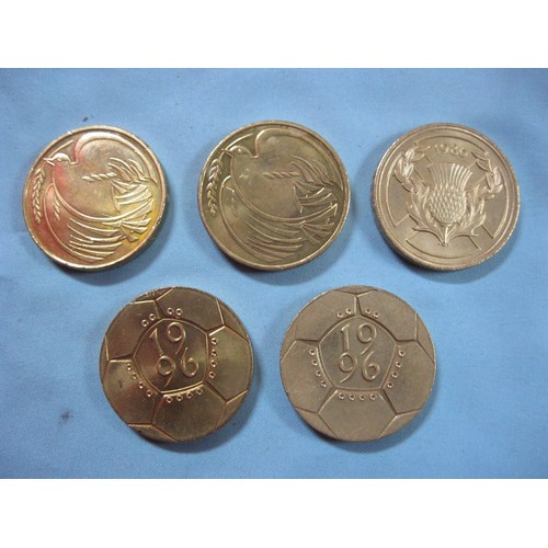 55G - 5 x uni-metallic old-style £2 coins comprising 1986 XIII Commonwealth Games, 2 x 1995 Peace Dove and... 