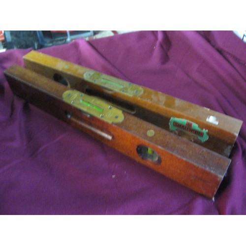 43 - Two I G Smallwood 18 inch wooden levels.

One has Brass corner plates.

Both in very good condition.