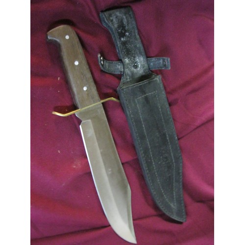 48 - A substantial Knife in leather scabbard .
No visible manufacturers marks to either blade or handle.
... 