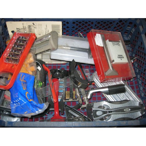 55 - A box of mainly sealed razors and razor blades, includes some vintage ie a cut-throat, a Rolls etc