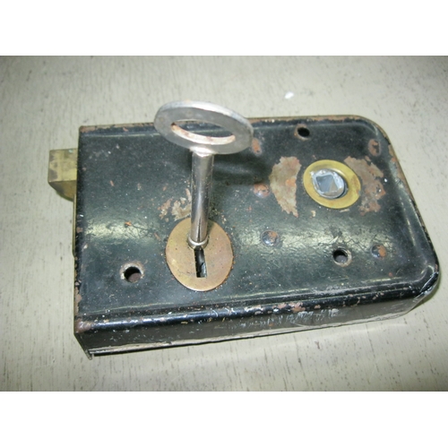 405 - A vintage Yale lock with key in working order