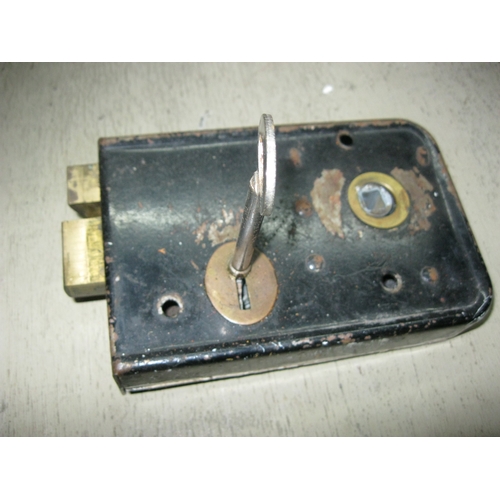 405 - A vintage Yale lock with key in working order