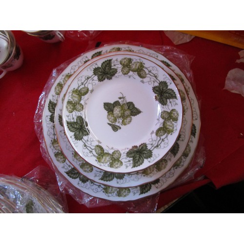 8 - Royal Worcester Hops pattern 8 dinner plates,8 Breakfast plates and 8 side plates 
 24 items in lot ... 