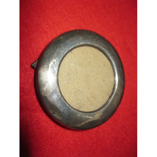 265 - A small round silver photograph frame hallmarked London 1922