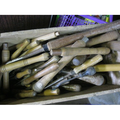 298 - A box of wood turner's and carver's tools