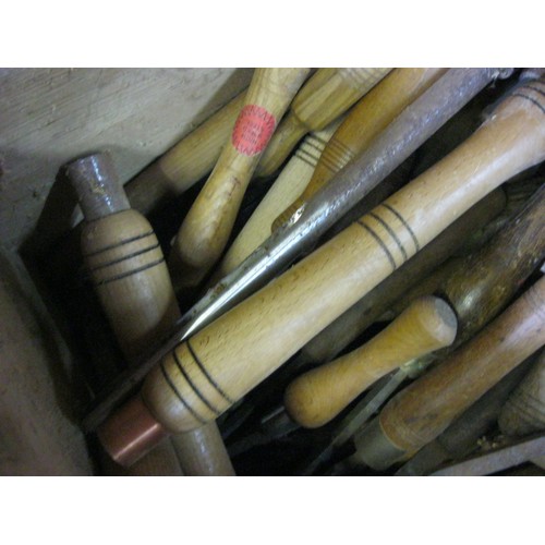 298 - A box of wood turner's and carver's tools