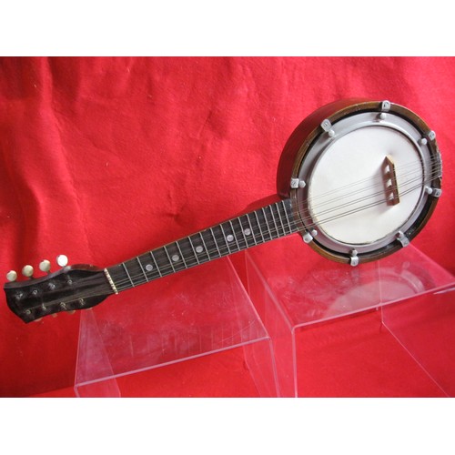 214 - A vintage banjolele (banjo ukelele) in original case, in good order