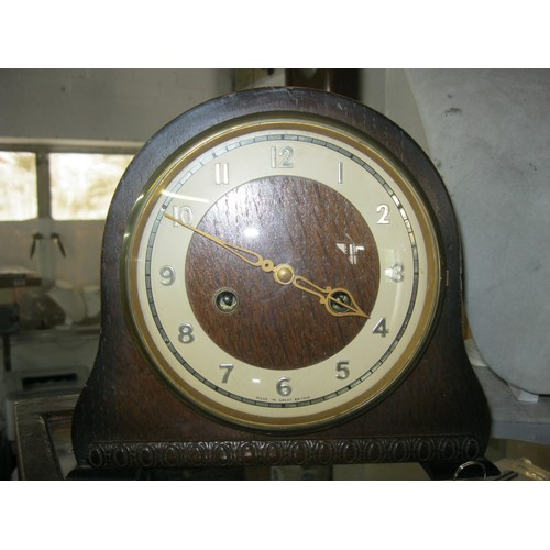 349 - An art deco Smiths mantle clock in working order