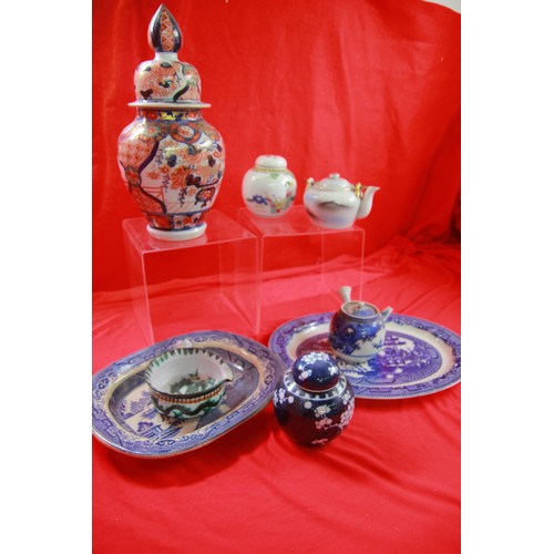 40 - An assortment of Oriental porcelain including an Imari vase (a/f to base), a pair of ginger jars, a ... 