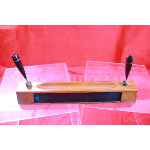 121 - A vintage wooden desktop pen stand in very good condition