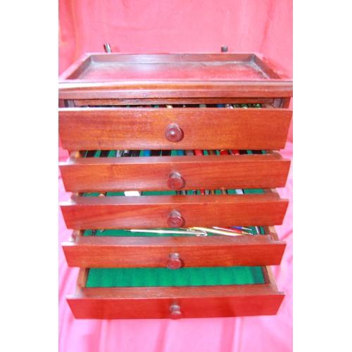 122 - A vintage wooden tabletop 4 drawer cabinet designed for pen collectors in excellent condition, the d... 