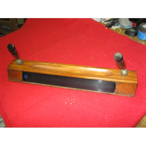 121 - A vintage wooden desktop pen stand in very good condition