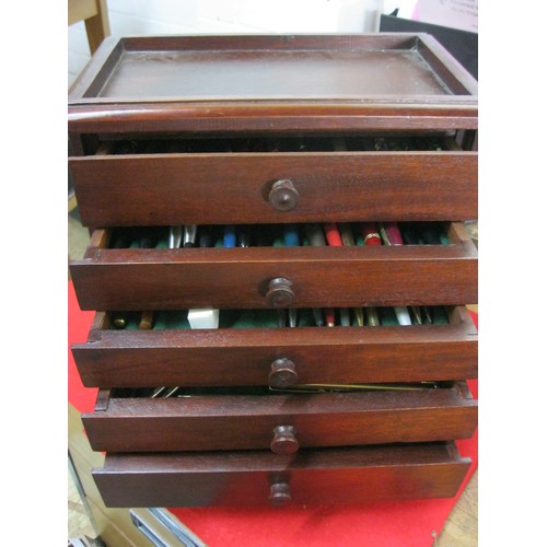 122 - A vintage wooden tabletop 4 drawer cabinet designed for pen collectors in excellent condition, the d... 