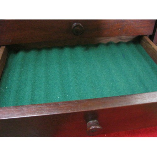 122 - A vintage wooden tabletop 4 drawer cabinet designed for pen collectors in excellent condition, the d... 