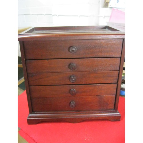 122 - A vintage wooden tabletop 4 drawer cabinet designed for pen collectors in excellent condition, the d... 