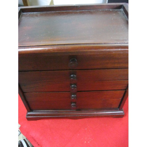 122 - A vintage wooden tabletop 4 drawer cabinet designed for pen collectors in excellent condition, the d... 