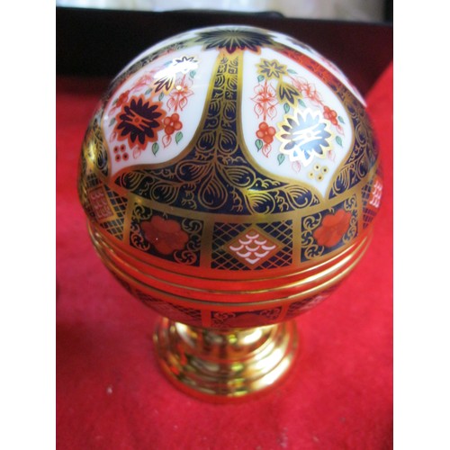 50A - Royal Crown Derby Old Imari Limited Edition Millennium Globes dated MM2000 and MMI 2001, boxed, in p... 