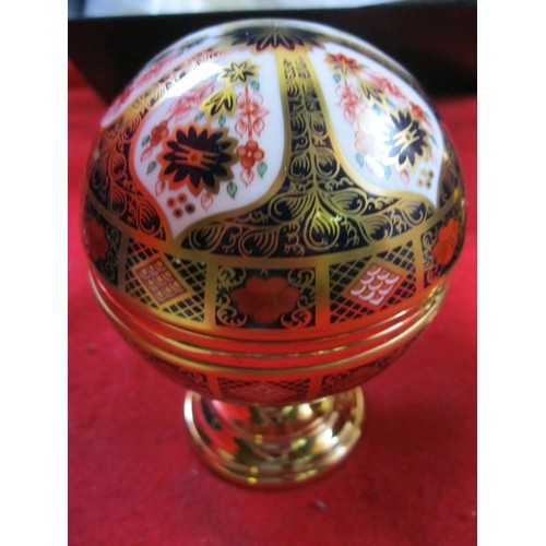 50A - Royal Crown Derby Old Imari Limited Edition Millennium Globes dated MM2000 and MMI 2001, boxed, in p... 