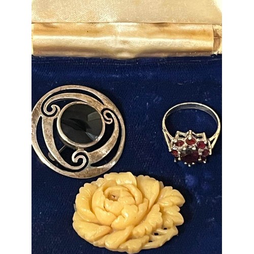 235 - A selection of vintage jewellery including a lampwork necklace, silver celtic brooch and two rings, ... 