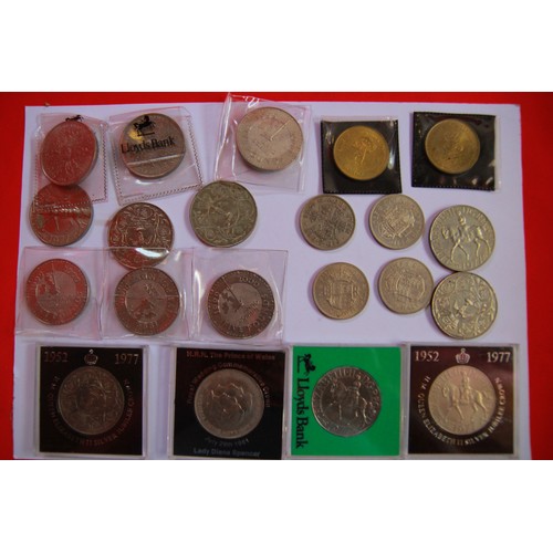 115 - A bag of British commemorative crowns including 3 x £5 coins