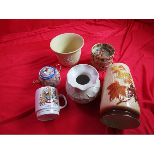 60 - A selection of Pottery items from both UK and Japan to include three Japanese ashtrays a Wedgwood pl... 