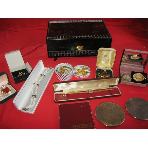 170C - A vintage Oriental style inlaid musical jewellery box full of costume jewellery but including a 9ct ... 