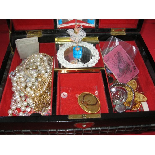170C - A vintage Oriental style inlaid musical jewellery box full of costume jewellery but including a 9ct ... 