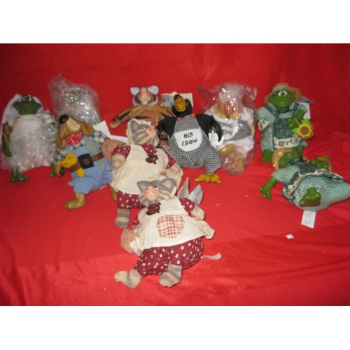 206 - A selection of 10 Russ Berrie 'The Country Folks' figures, all with tags