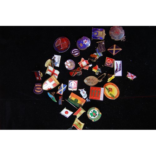 208 - A small box containing a number of badges including US State badges, others including Soviet, a numb... 