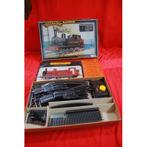 296 - A quantity of Lima and other manufacturer's OO gauge railway track in good order including points, a... 