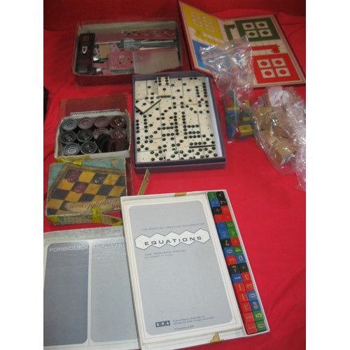 344 - A box of vintage puzzles and games